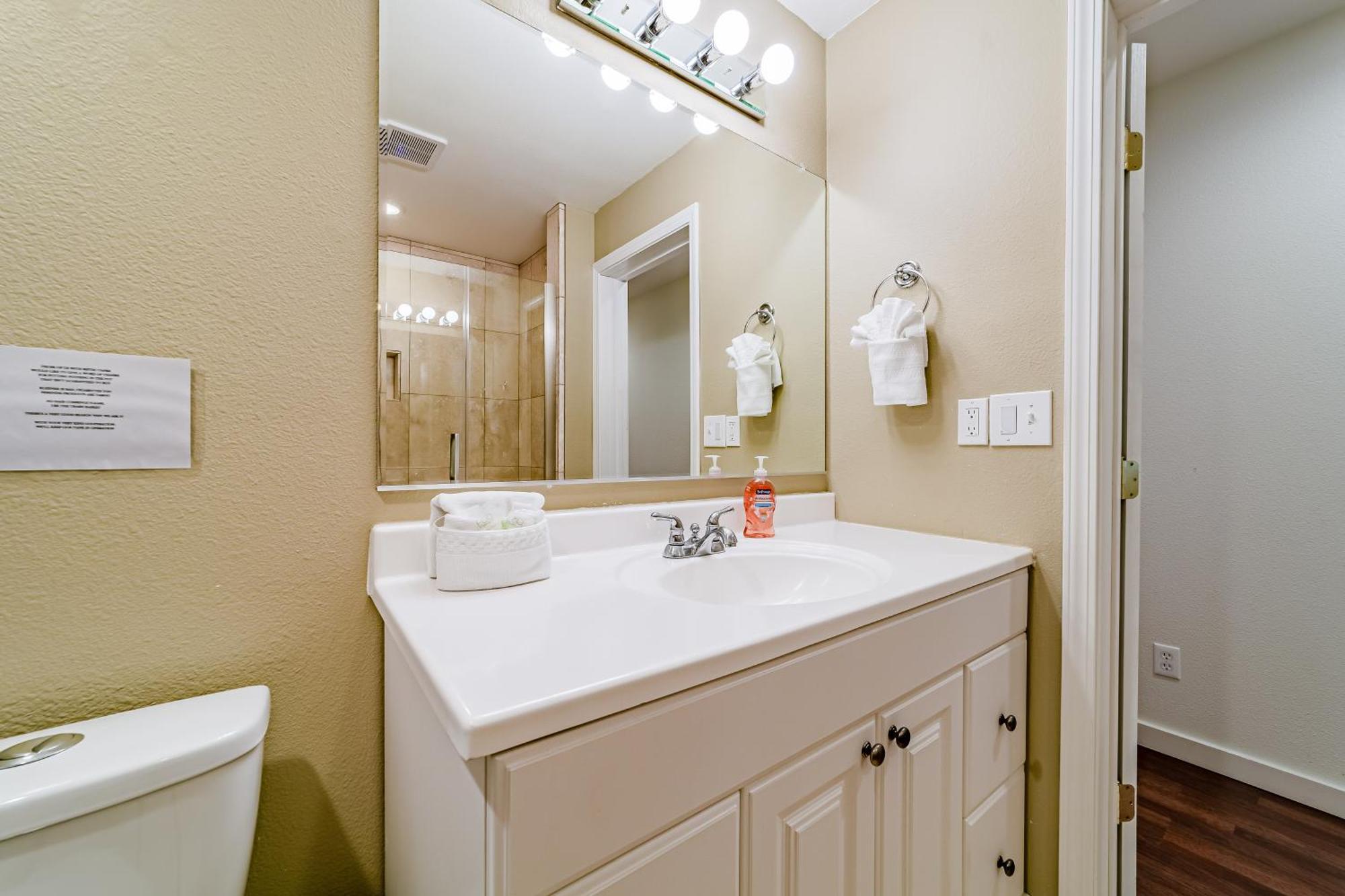 Whale Rock Suites Trinidad Room photo
