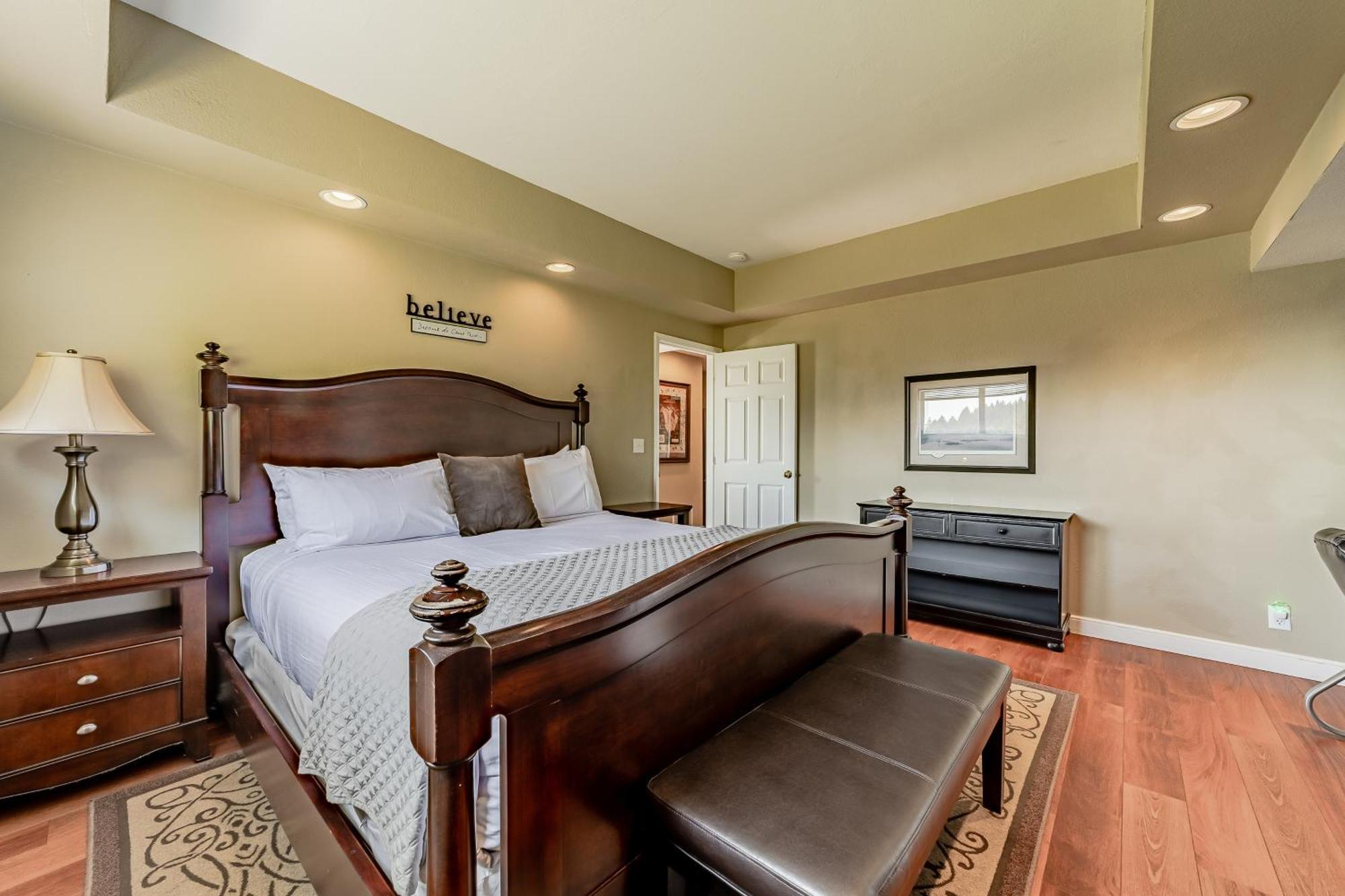 Whale Rock Suites Trinidad Room photo
